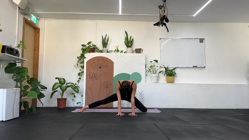 מידל ספליטים ועמידת סנטר eight angle pose - שיעור 7 למתקדמים